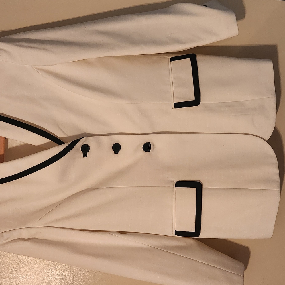 Kasper Black and White Blazer with Tailored Design